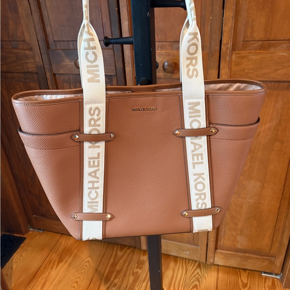 Michael Kors Women's Large Maeve Tote Luggage